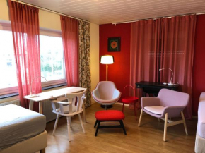 Rote Etage, Fränkisches Design, Süd-Balkon in nur 50 Schritten zum Radweg, ideal for Long Stay, Relocation